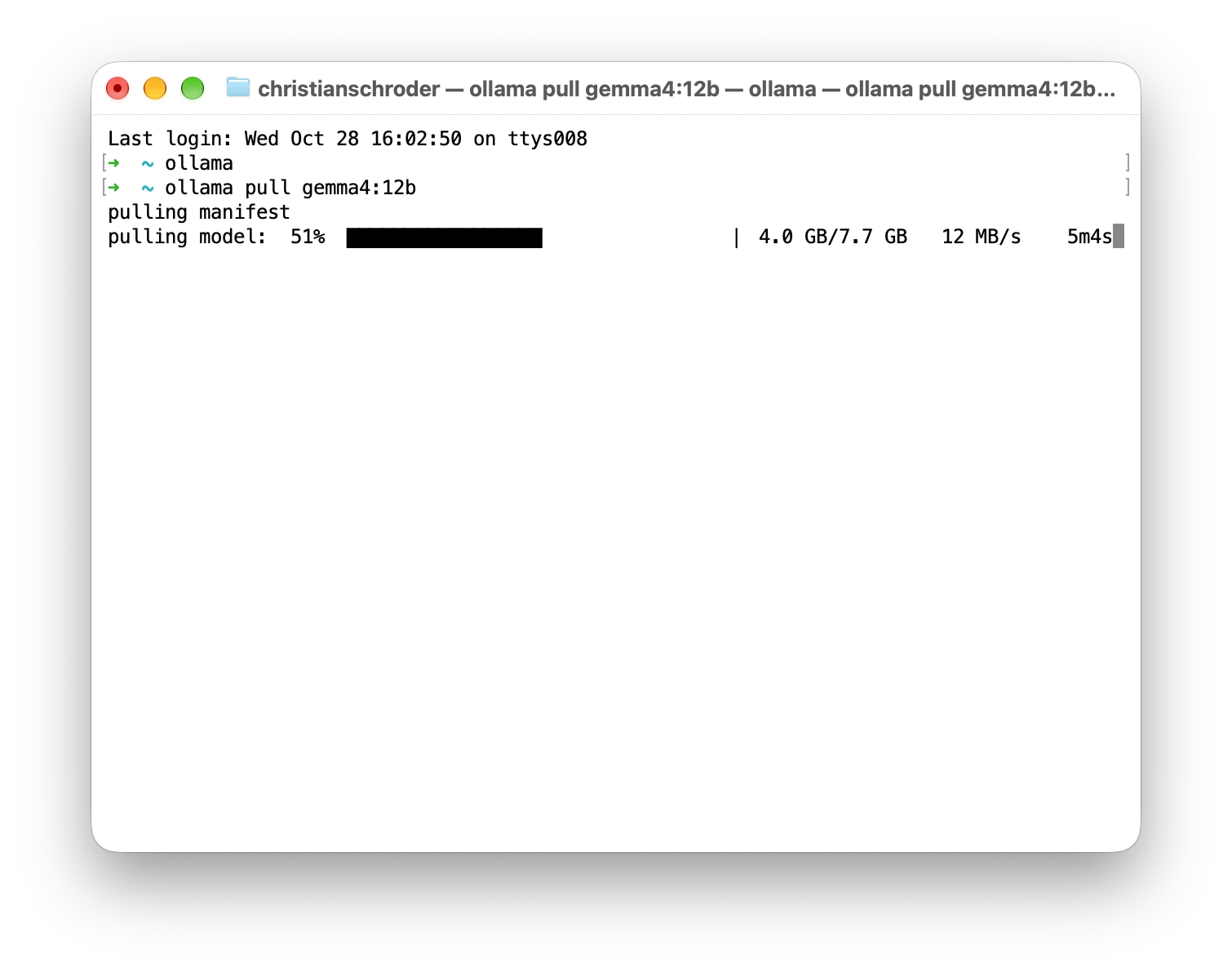 Terminal mit dem Befehl ollama pull gemma4:12b und dem Fortschritt des Downloads